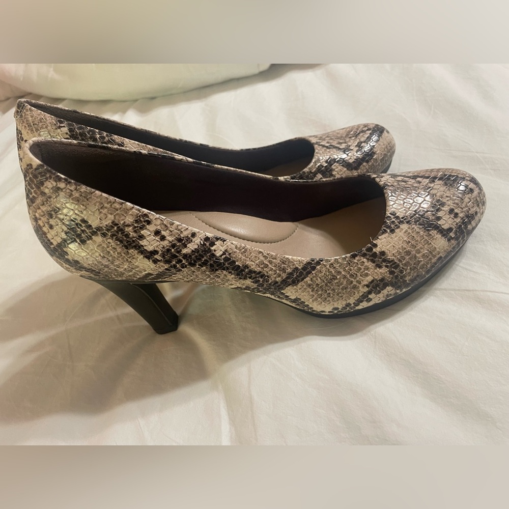 Excellent condition! These shoes are so cute! Snake skin Clark’s. Worn 1 time.